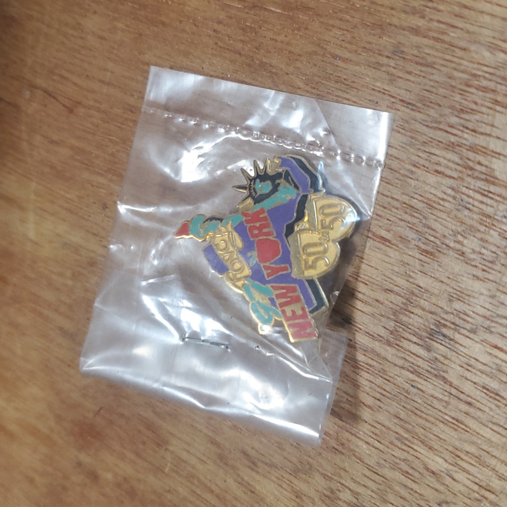 1997 QVC 50 in 50 Pin New York Pin Souvenir